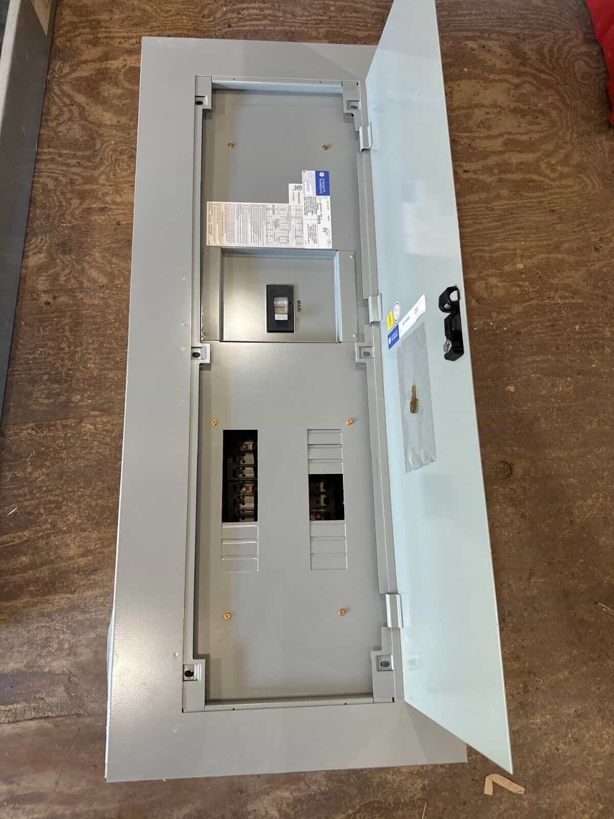 GE AEF3124KB Panelboard 400A 480Y/277V 3PH 4W 18 Circuit Indoor P548