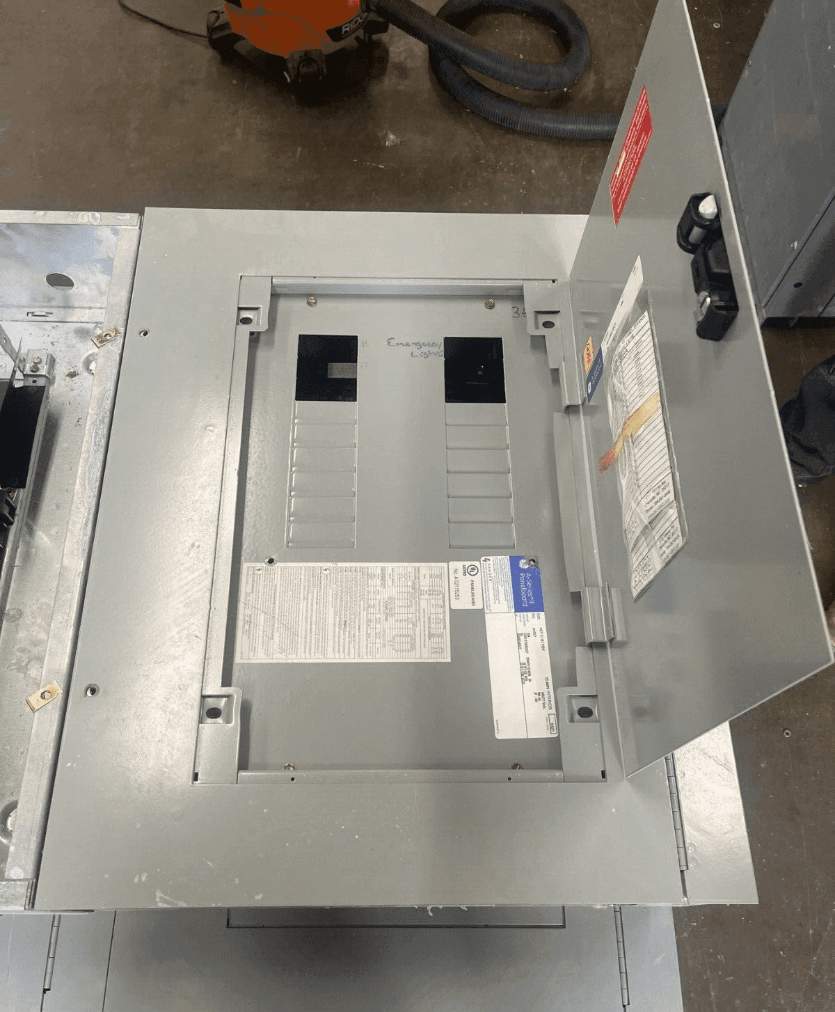 GE AEF3181MBX Panelboard 125A 480/277V 3PH 4W Indoor Encl MLO P606