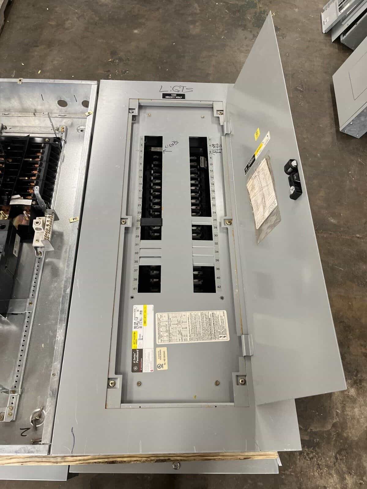 GE AEF3422MBX Panelboard 225A 480/277V 3PH MLO 4W 42 Circuit Indoor Encl P596