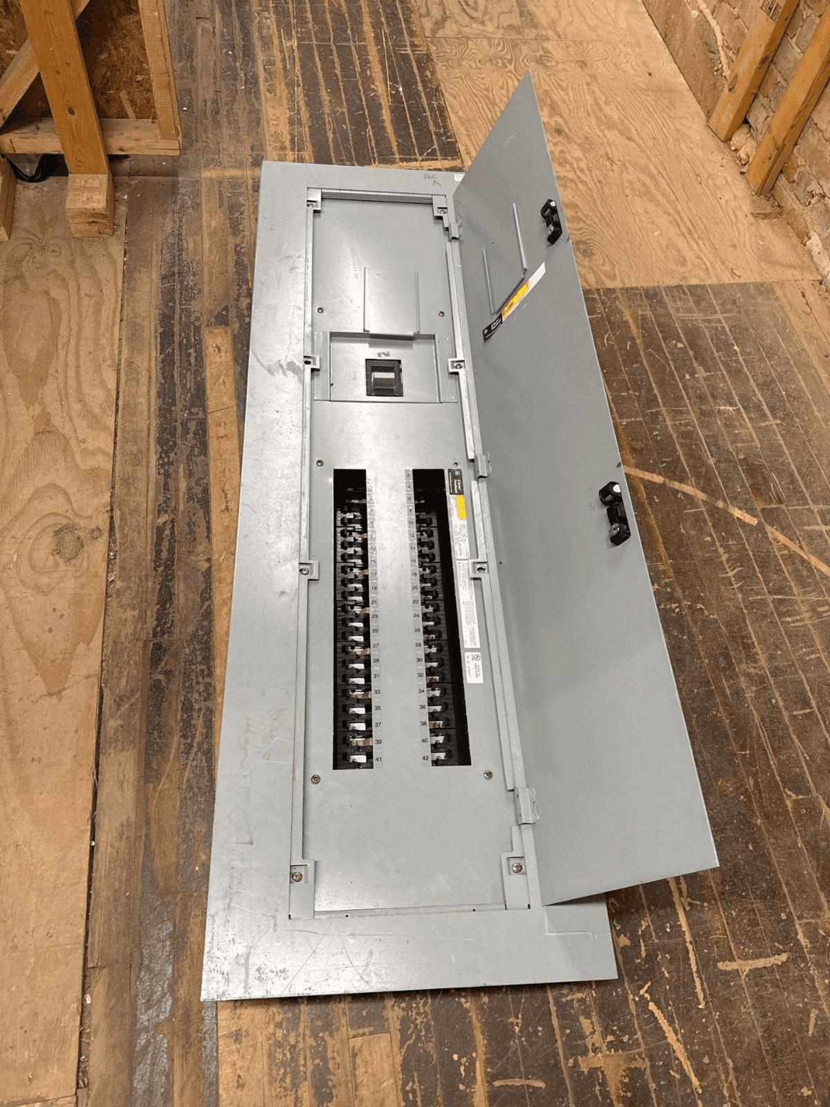 GE AEF3424BT Panelboard 400A 480/277V 3PH 4W Indoor Encl 42 Cir P021