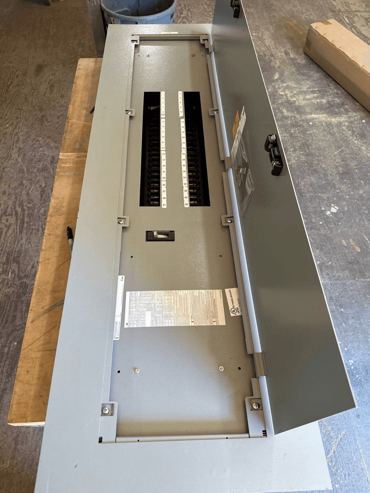 GE AEF3424MBX Panelboard 400A 480/277V 3PH 4W 42 Circuit Indoor Encl P517