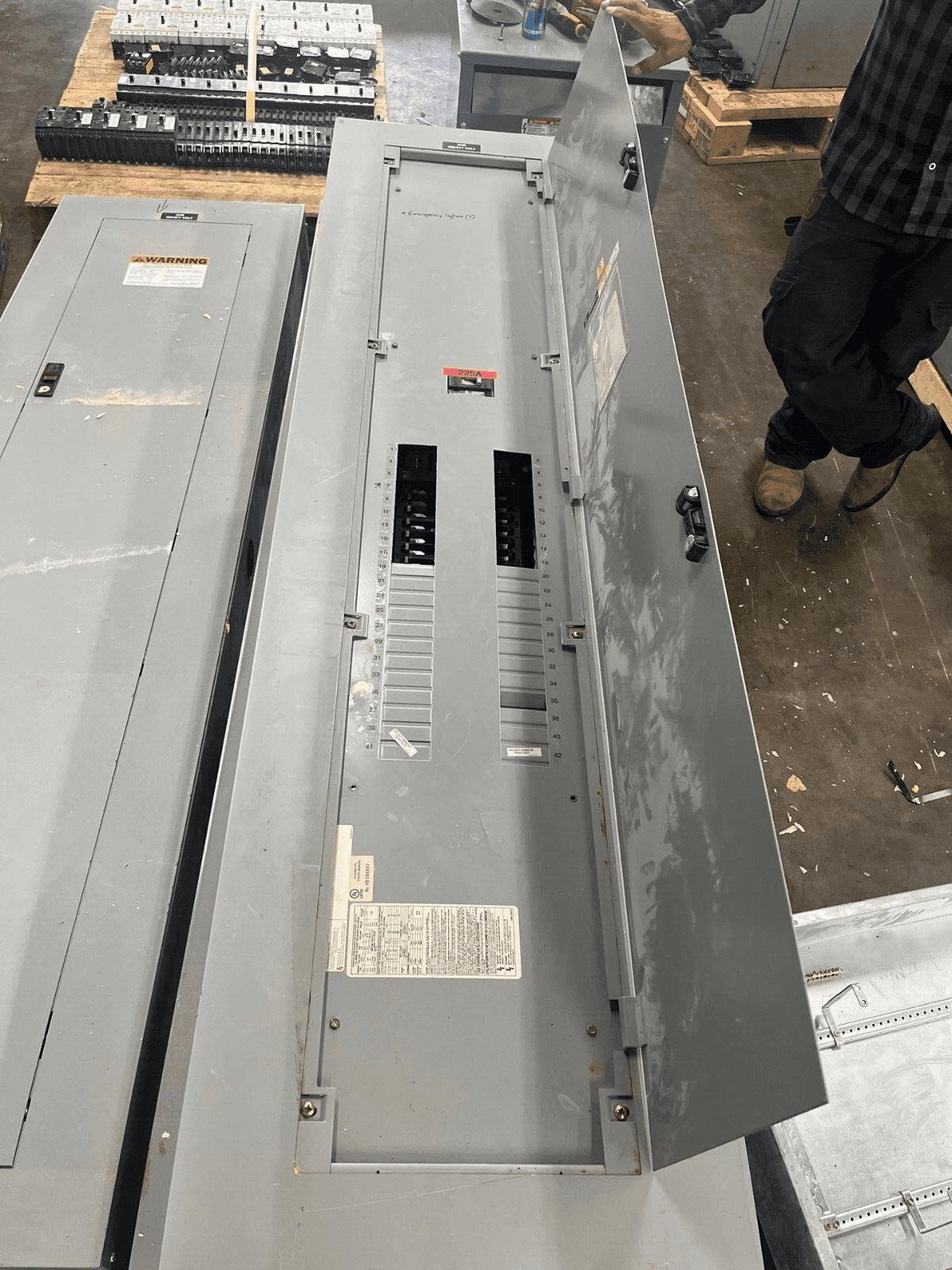 GE AEF3424MBX Panelboard 400A 480/277V 4W 3PH Indoor Encl 42Cir P583