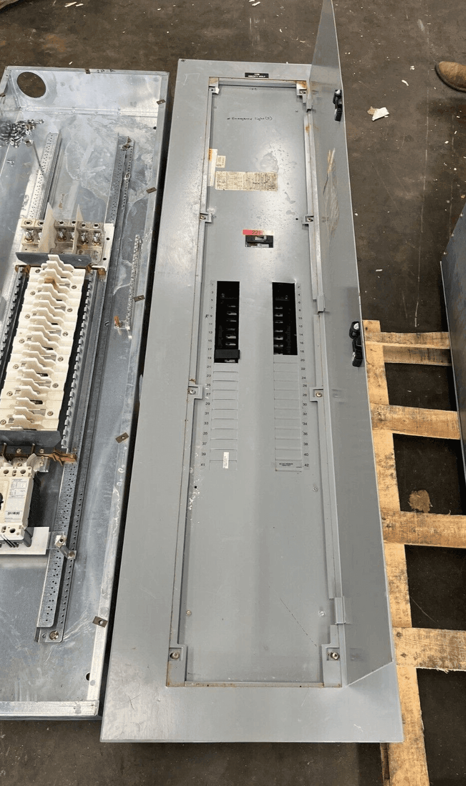 GE AEF3424MBX Panelboard 400A 3PH 480/277V 4W Indoor Encl MLO 42Cir P585