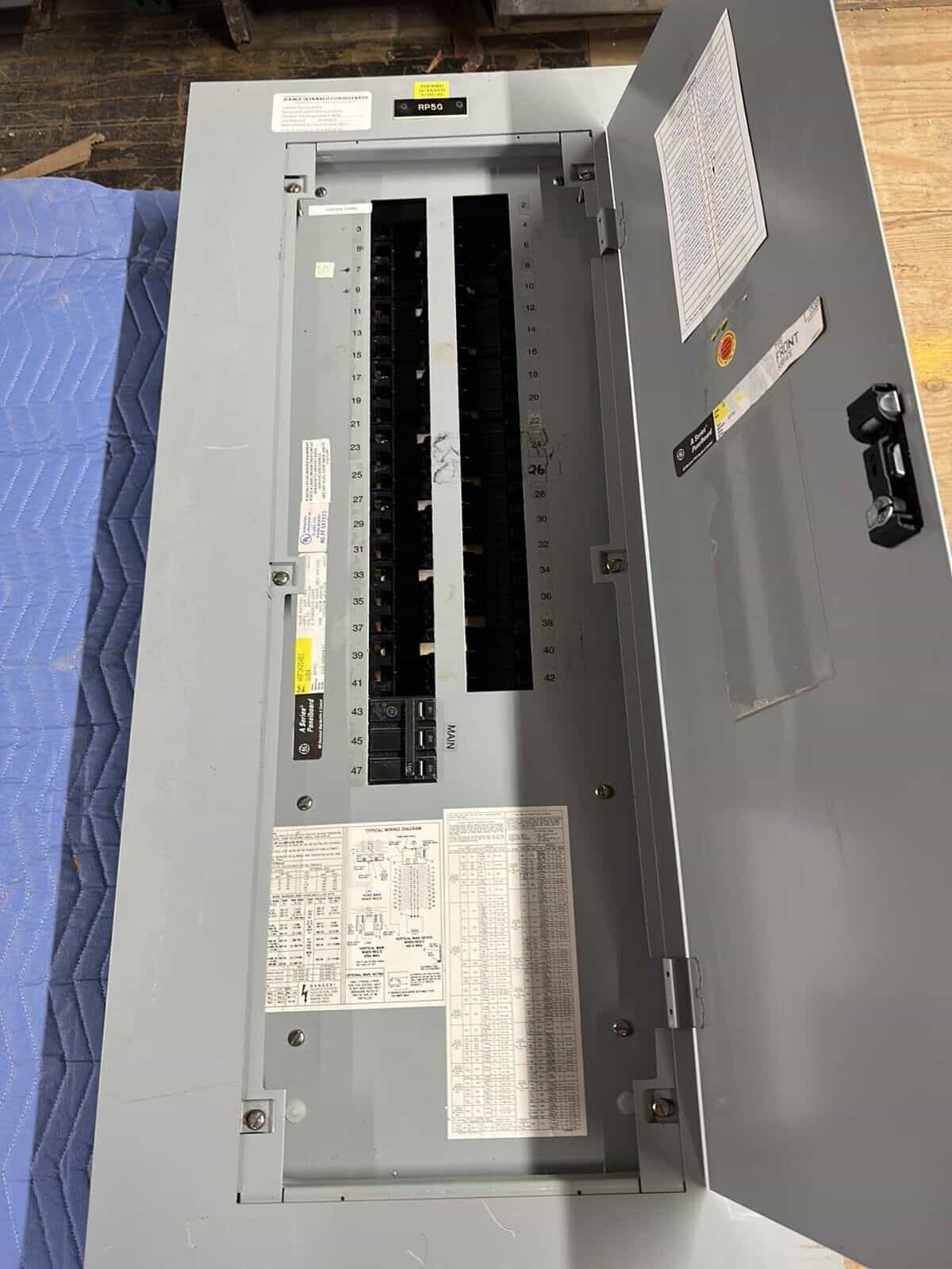 GE AQF3421ABX Panelboard 125A 208Y/120V 3PH 42 CIR Indoor Main P030