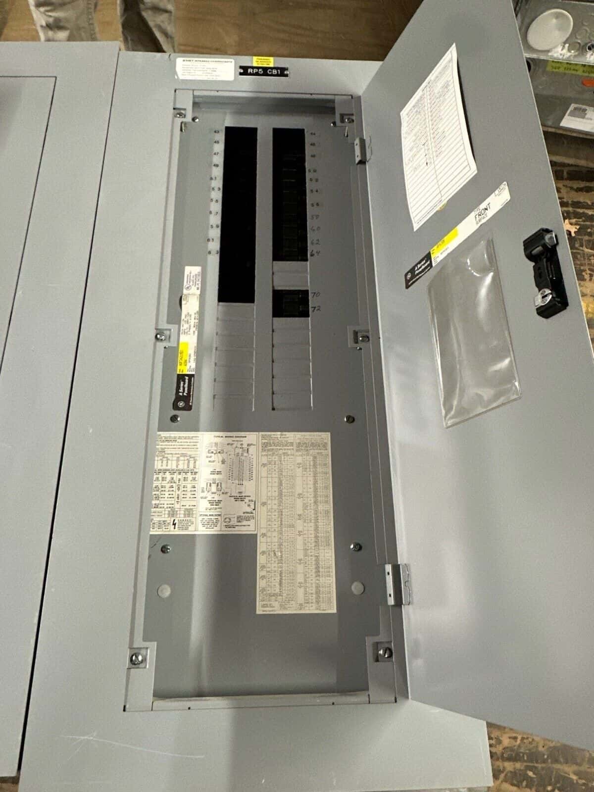 GE AQF3421MBX Panelboard 125A 208Y/120V 3PH 4W 42 CIR Indoor Encl P077