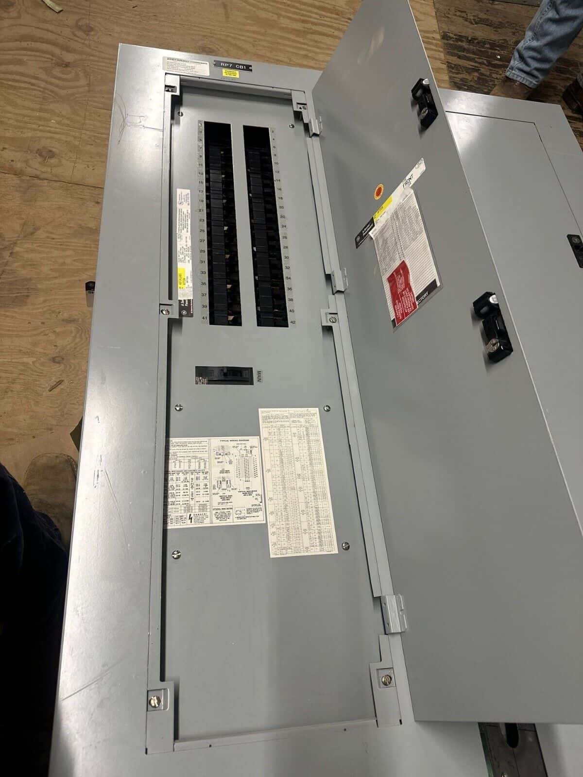 GE AQF3422ABX Panelboard 225A 208Y/120V 3PH 4W Indoor Encl 42 Circuit P007