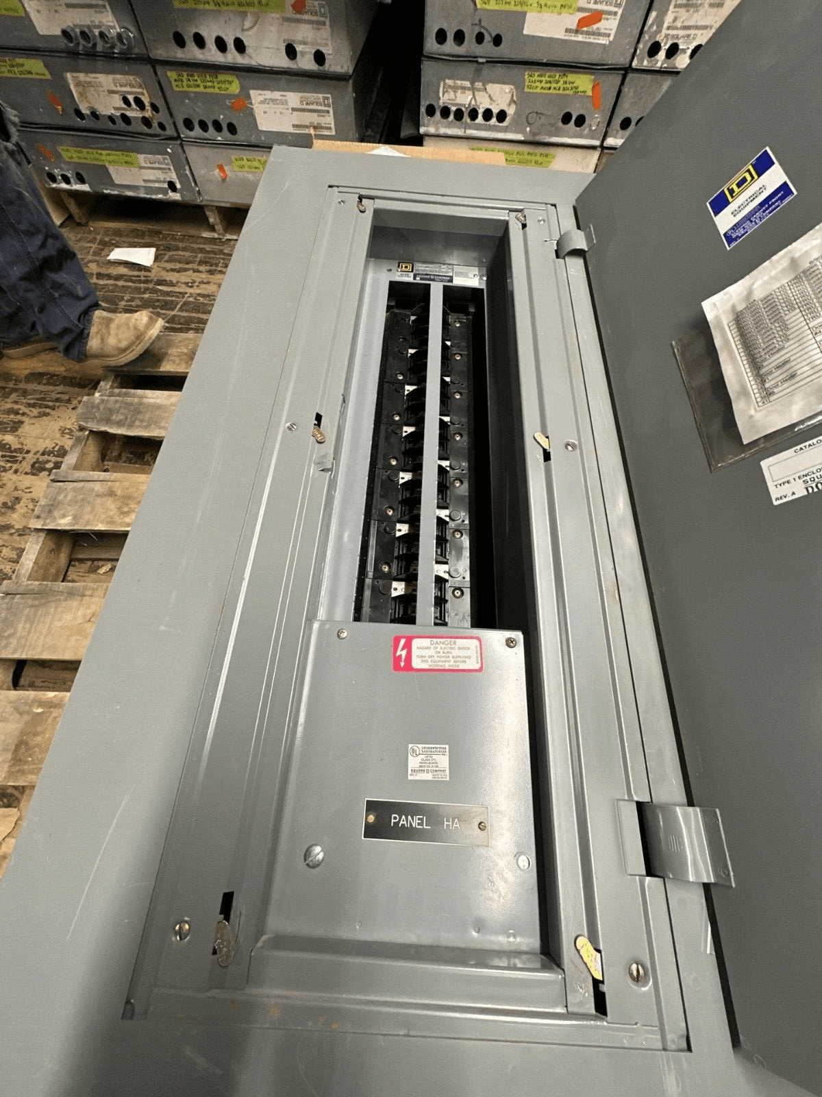 Square D NEHB Panelboard 225A 480/277V 3PH 4W Indoor Encl 42 Cir MLO P109 – image 1