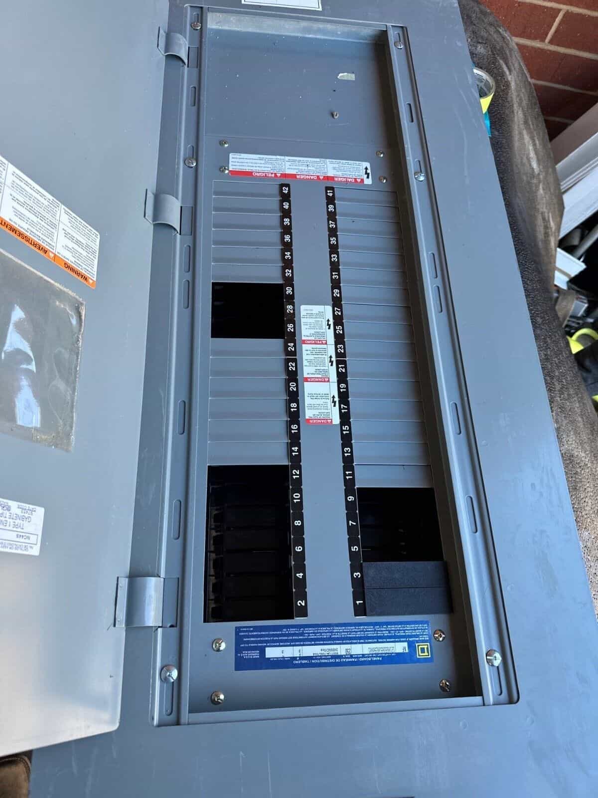 Square D NF Panelboard 250A 600Y/347V 240V 3PH 4W 42 Cir Box P318