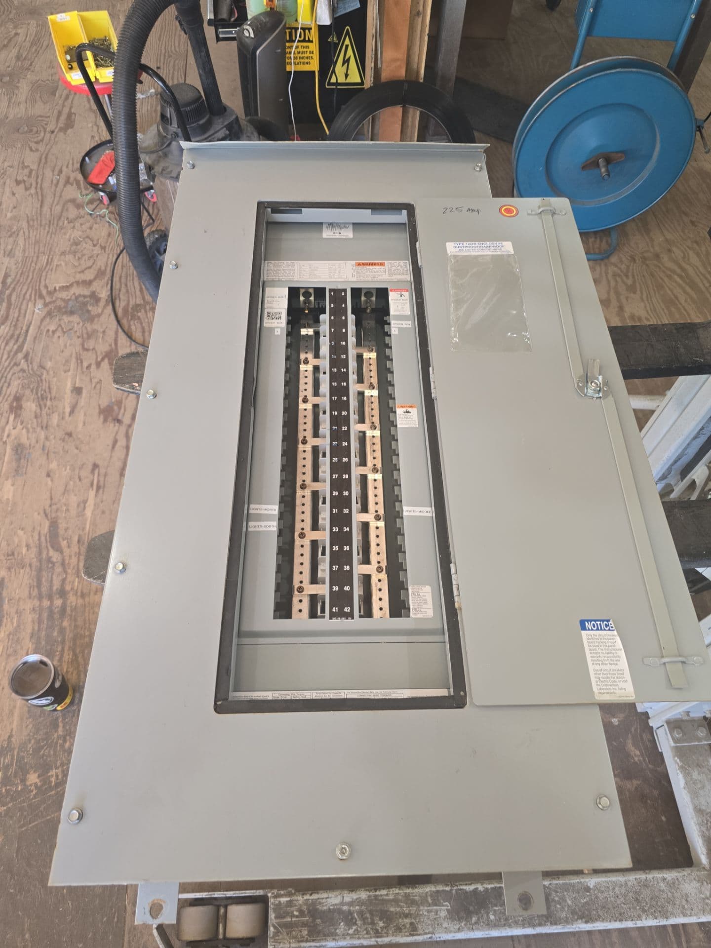 Eaton PRL1A Panelboard 225A 208Y/120V 3PH 4W 42 Space 3R Encl MLO Outdoor – image 1